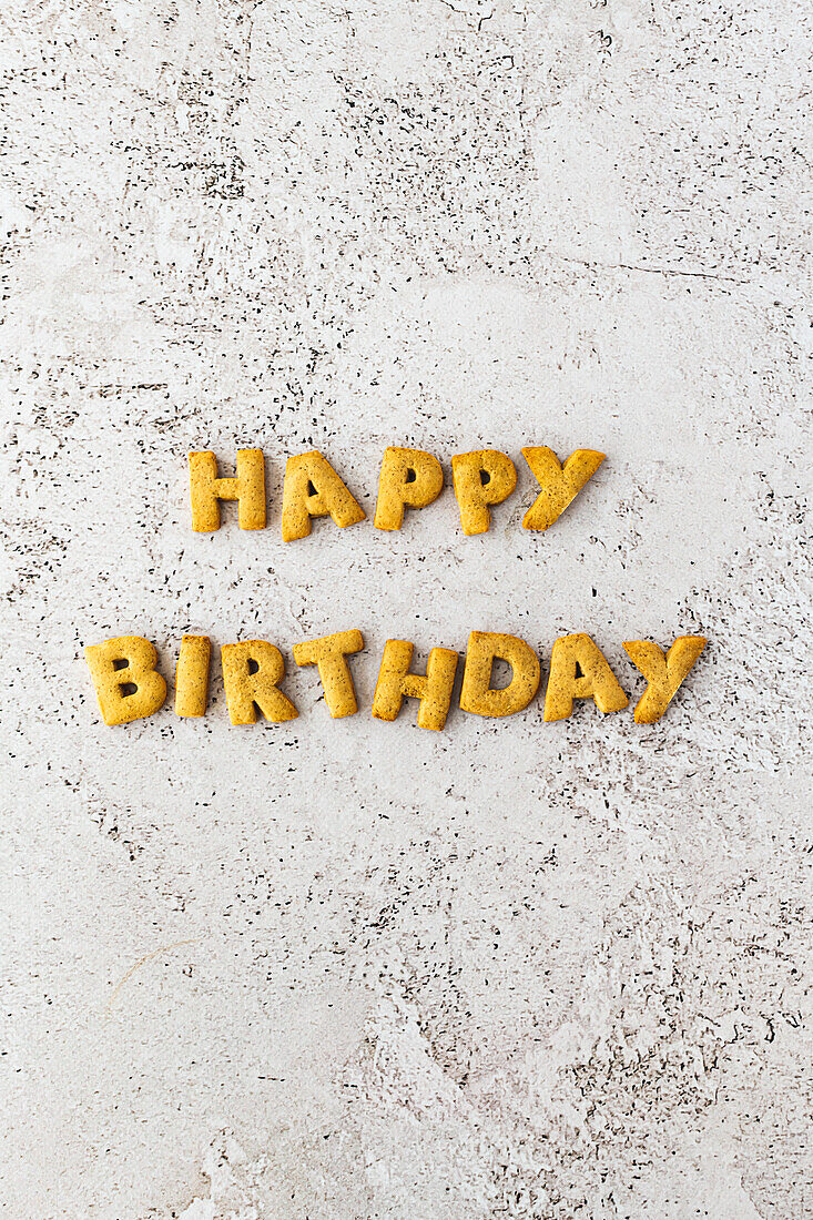 'Happy Birthday' aus gebackenen Keksen