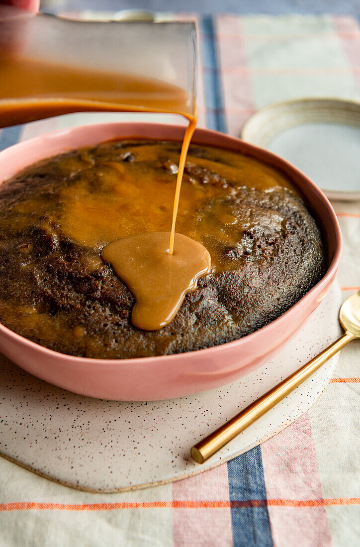 Sticky Toffee Pudding mit Kaffee-Toffee-Sauce