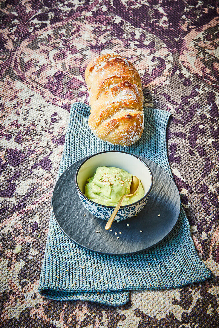 Avocadocreme mit Brötchen