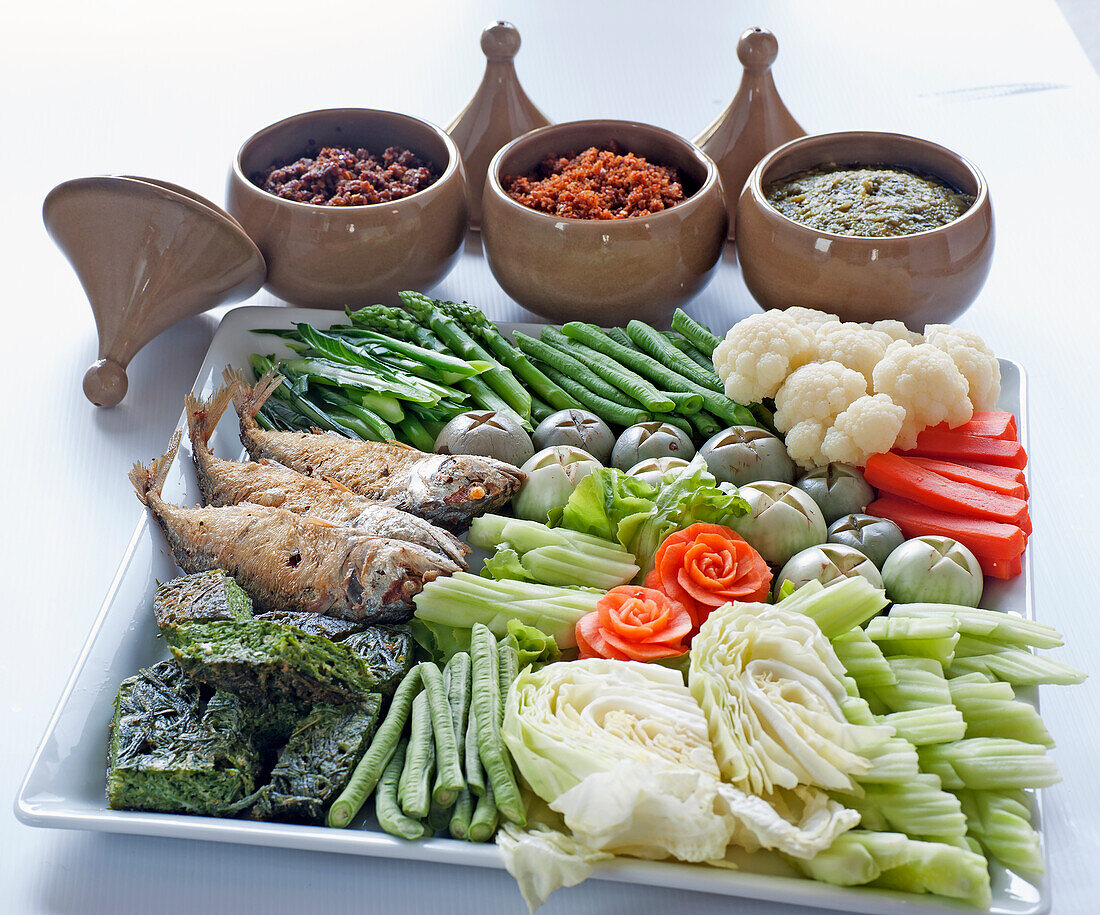 Thailändisches Buffet mit Fisch und Gemüse