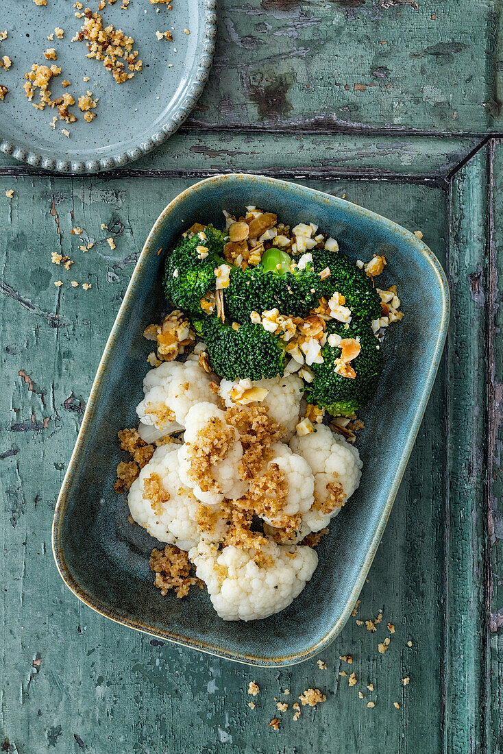 Cauliflower with breadcrumbs, broccoli with almonds and egg (vegetarian)