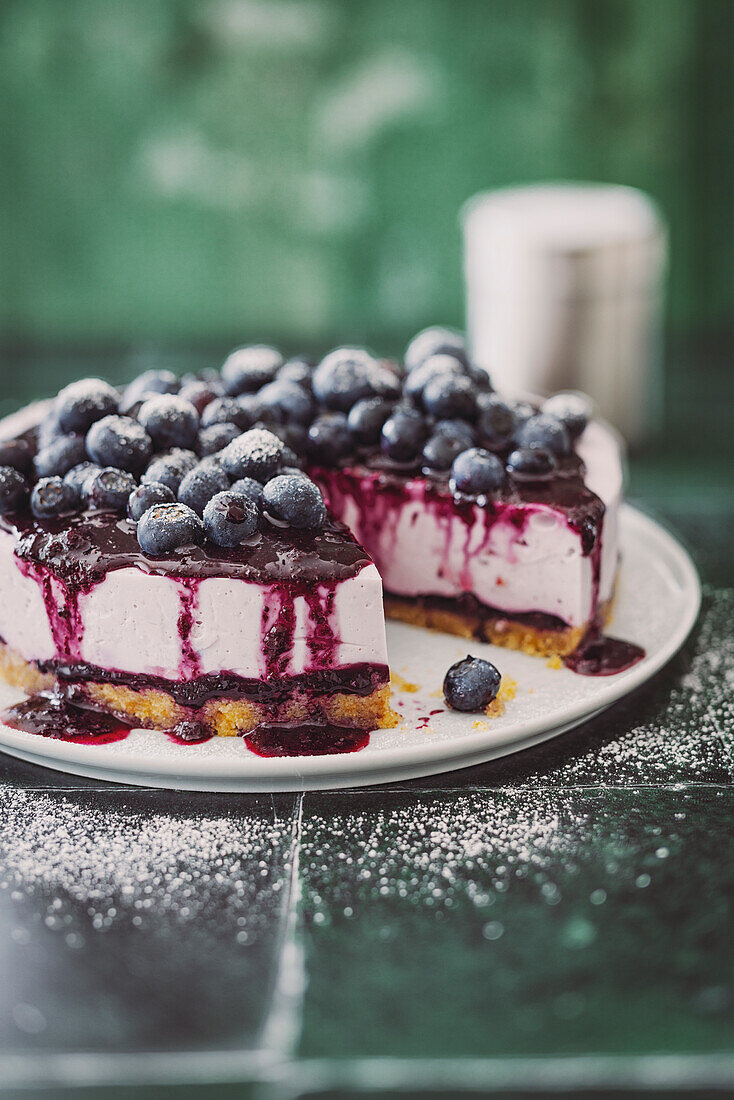 Cheesecake with blueberries and cake base made from madeleines