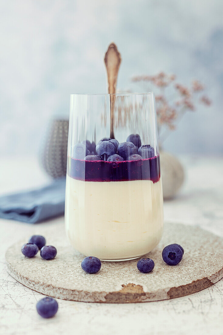 Quark vanilla mousse with blueberries