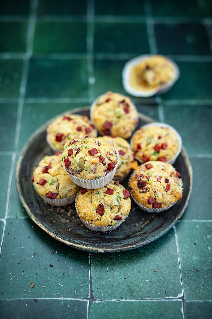 Herzhafte Muffins mit Salami, Oliven und getrockneten Tomaten