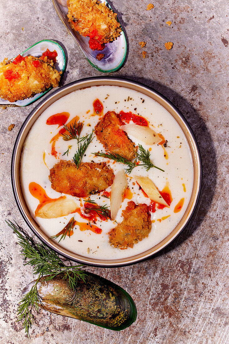 White asparagus soup with deep-fried mussels (New Zealand)