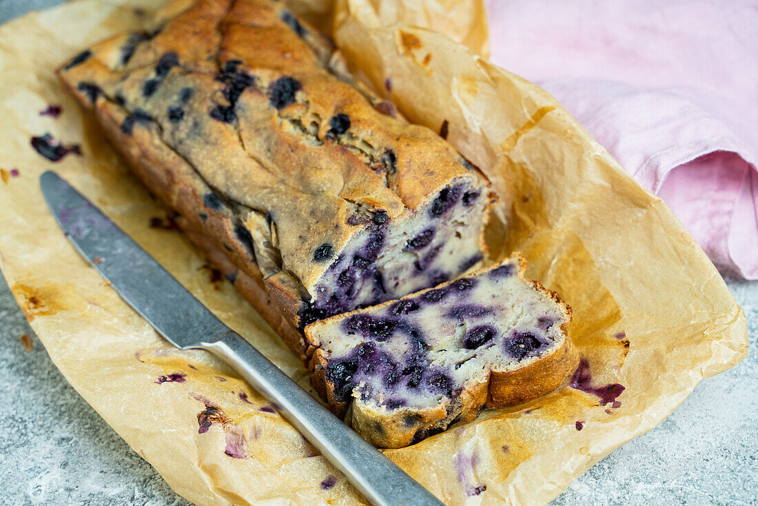 Bananenbrot mit Blaubeeren und griechischem Joghurt