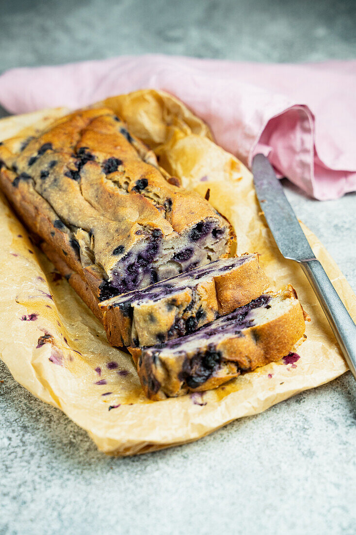 Bananenbrot mit Blaubeeren und griechischem Joghurt