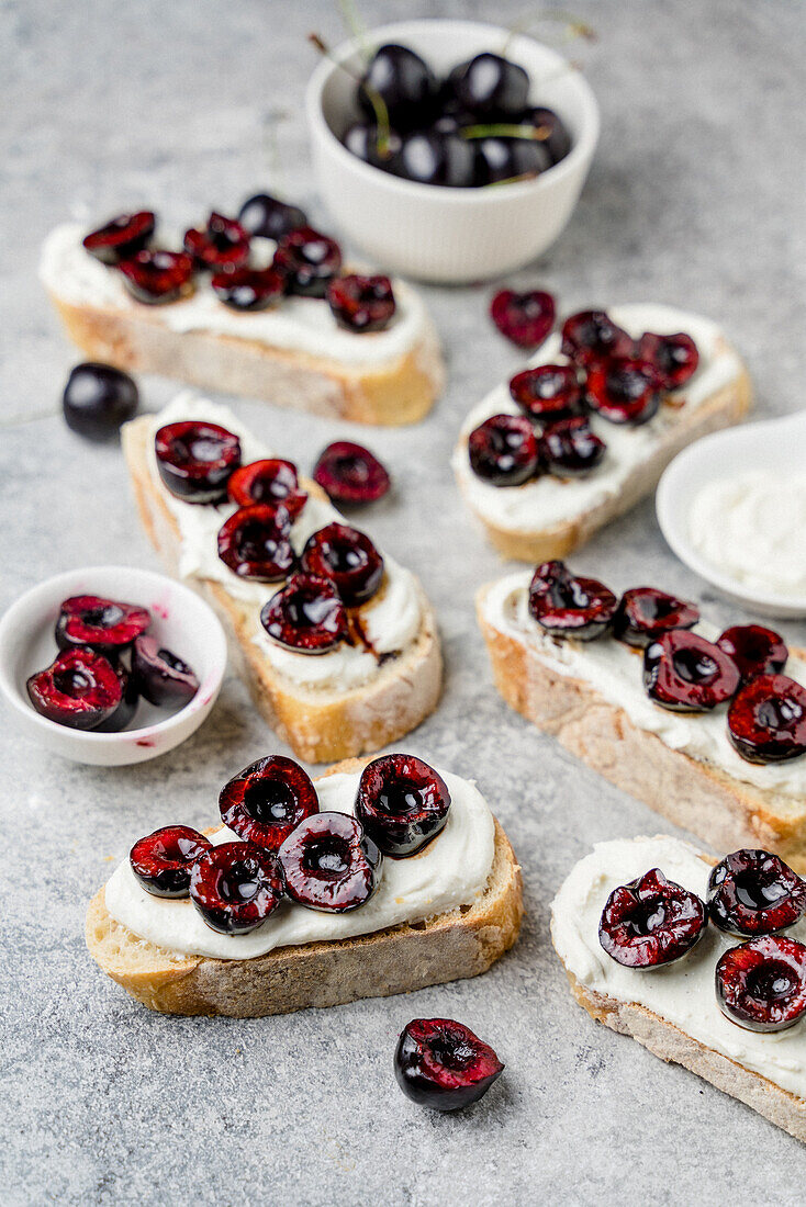 Bruschetta mit Balsamico-Kirschen, Ricotta und Zitrone