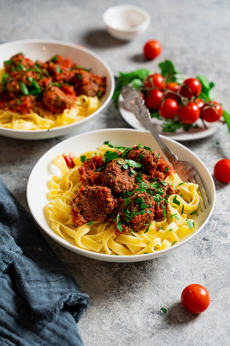 Vegane Pasta mit Linsenbällchen und Tomatensauce