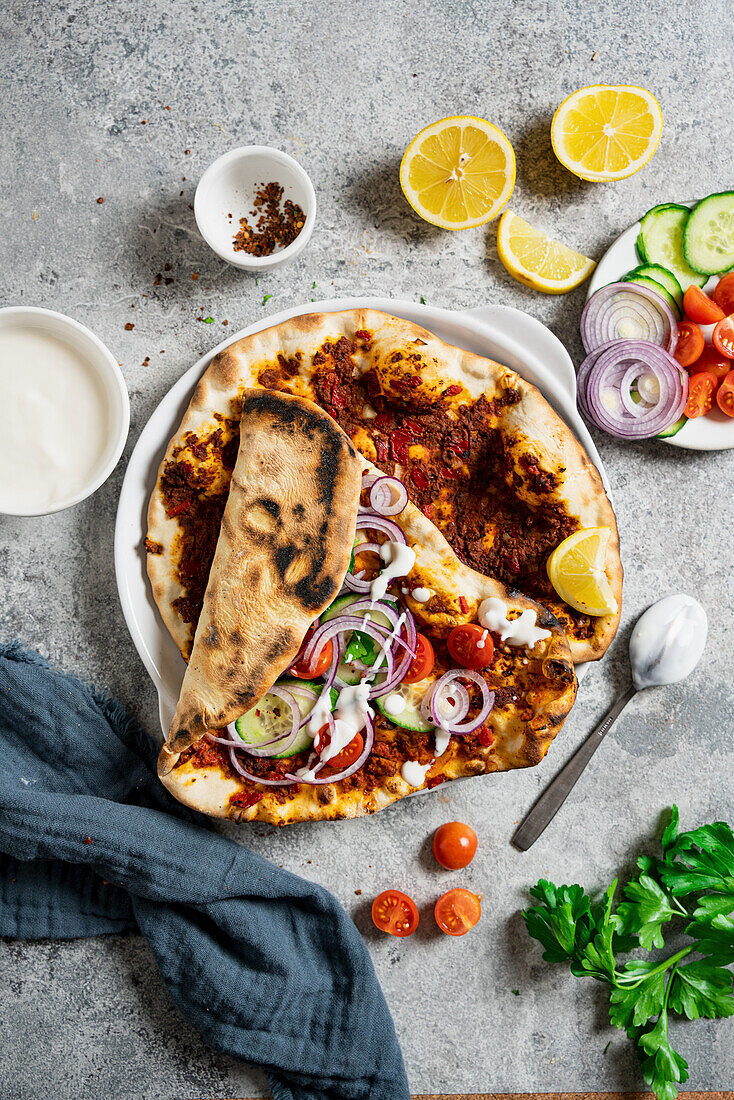 Lahmacun mit veganem Hack (Türkische Pizza)