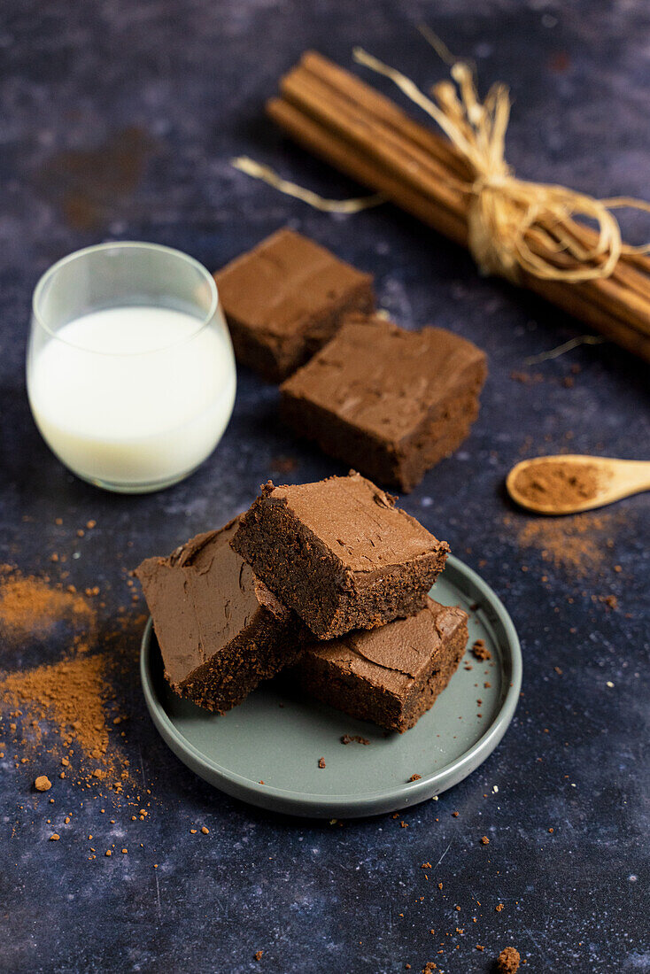 Zimt-Brownies mit Schokolade und Vanille-Guss