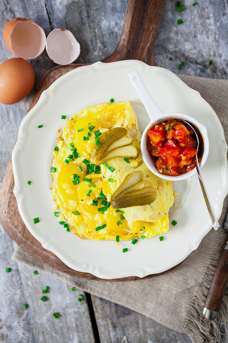 Bauernfrühstück mit Kartoffeln, Ei und Gewürzgurken und Salsa