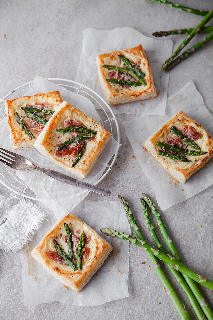 Puff pastry with asparagus, prosciutto and parmesan cheese