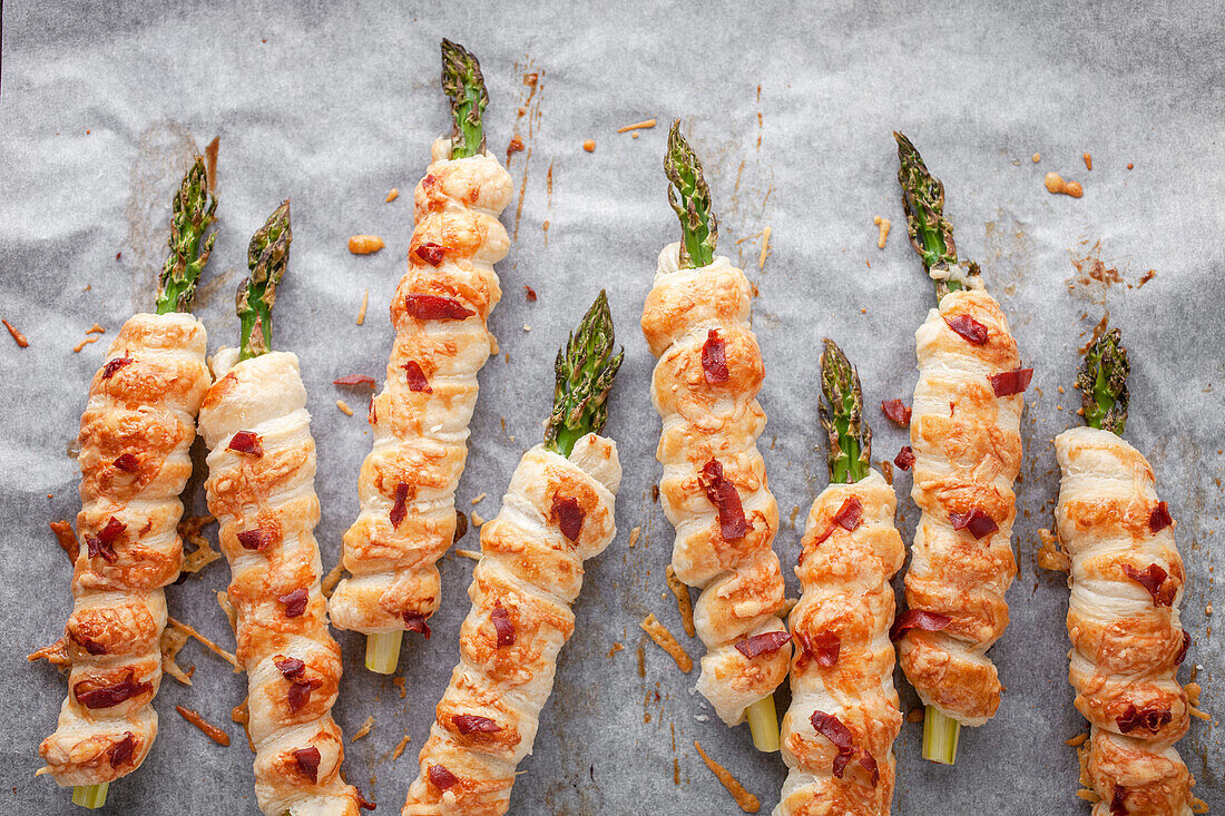 Spargel im Blätterteig mit Schinken und Parmesan bestreut