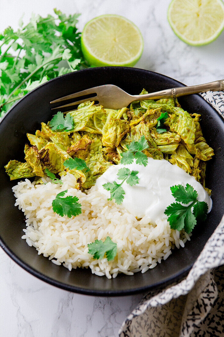 Curry-Wirsing aus dem Ofen mit Reis und Koriander