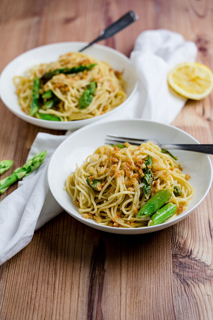 One pot asparagus lemon pasta with green asparagus and crunchy crumbs