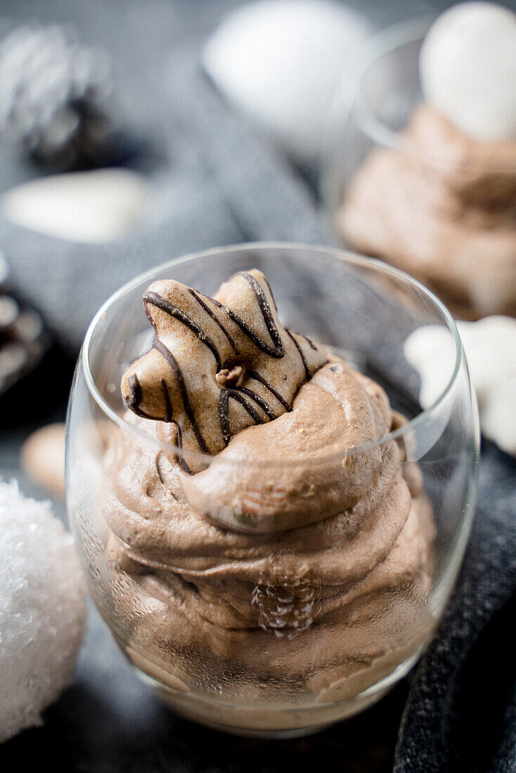 Gingerbread mousse with cream and chocolate