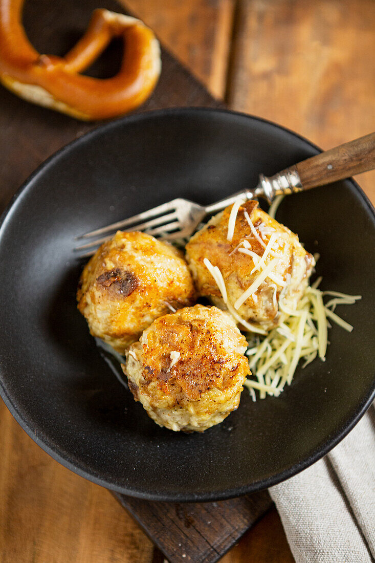 Käse-Brezenknödel mit Emmentaler