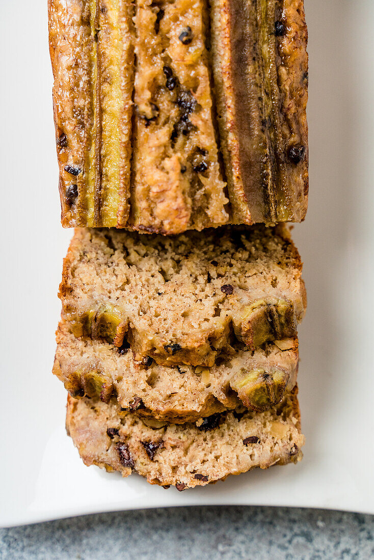 Veganes Bananenbrot mit Nüssen, Haferflocken, Dinkelmehl und Kakaonibs