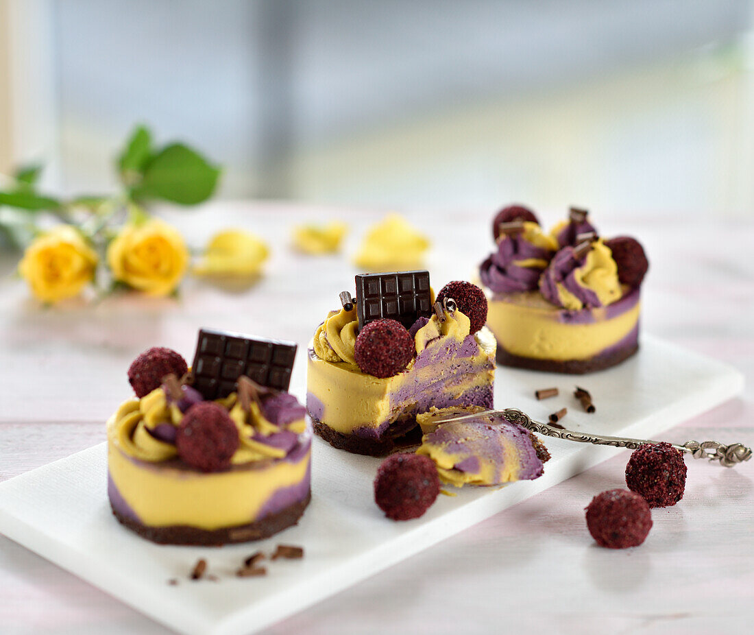 Rohvegane Cassis-Mango-Törtchen mit Schoko-Mandelboden