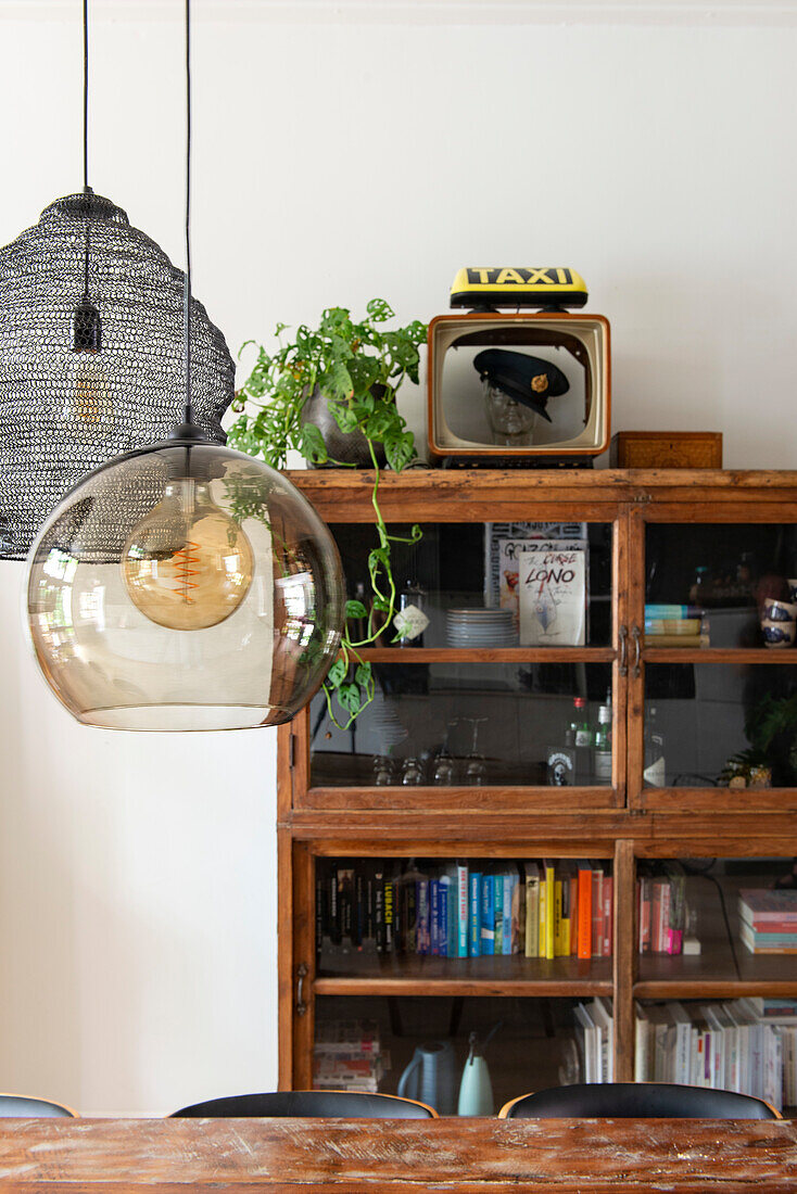 Holzvitrine mit Büchern und Vintage-Dekoration