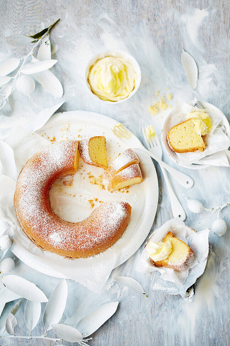 Saftiger Zitronen-Sauerrahm-Kuchen