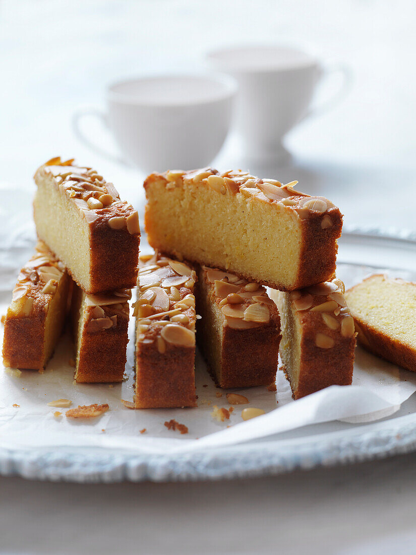 Zitronen-Teekuchen mit Mandeln und Pinienkernen