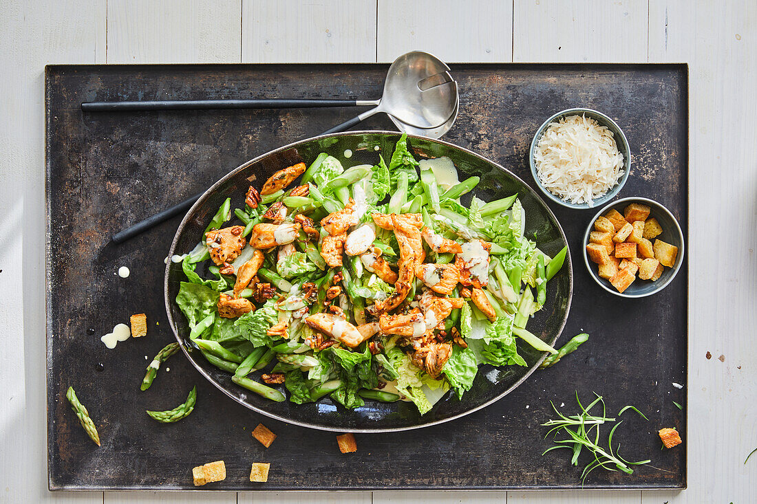 Ceasar Salad mit grünem Spargel