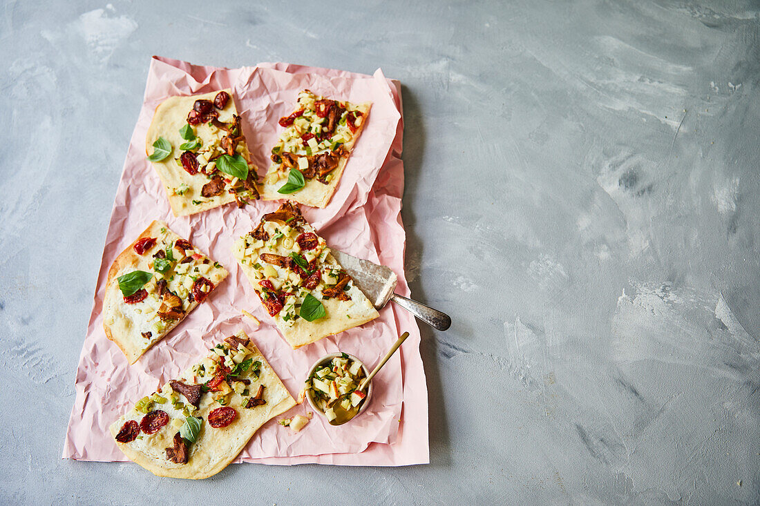 Apfel-Flammkuchen mit Pilzen und Tomaten