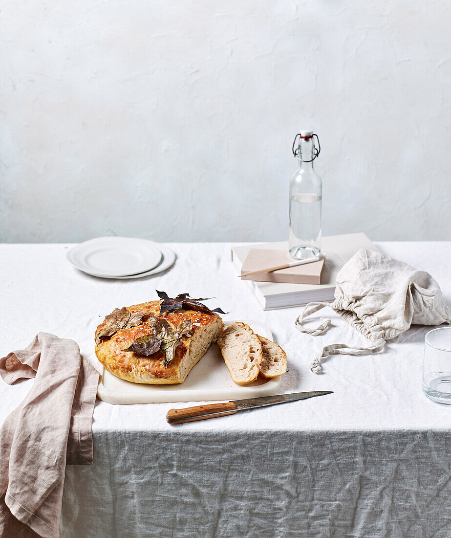 Brot mit Herbstblättern