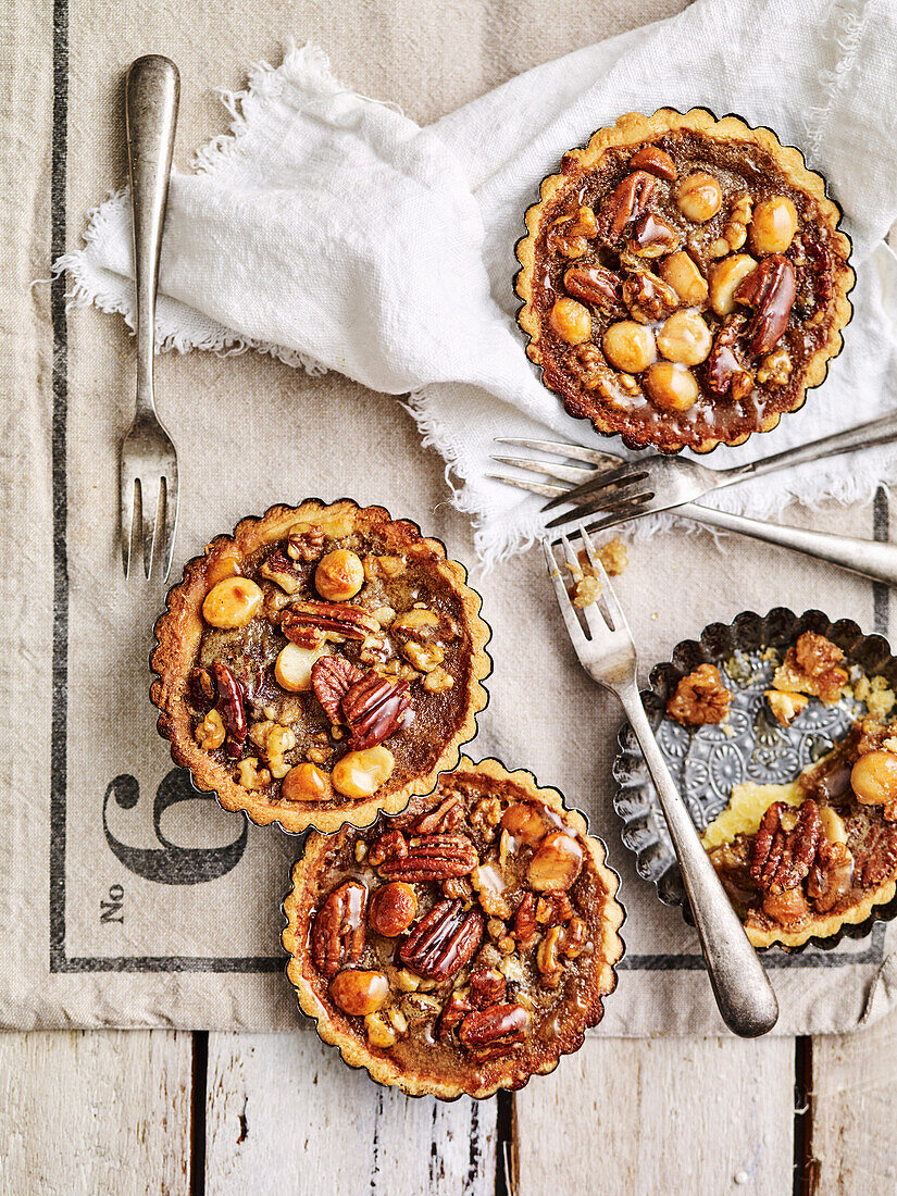 Mini-Nuss-Tarteletts mit Pekannüssen, Macadamia und Walnüssen