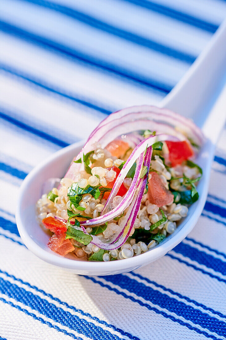 Löffelhappen mit Quinoa-Tabolue