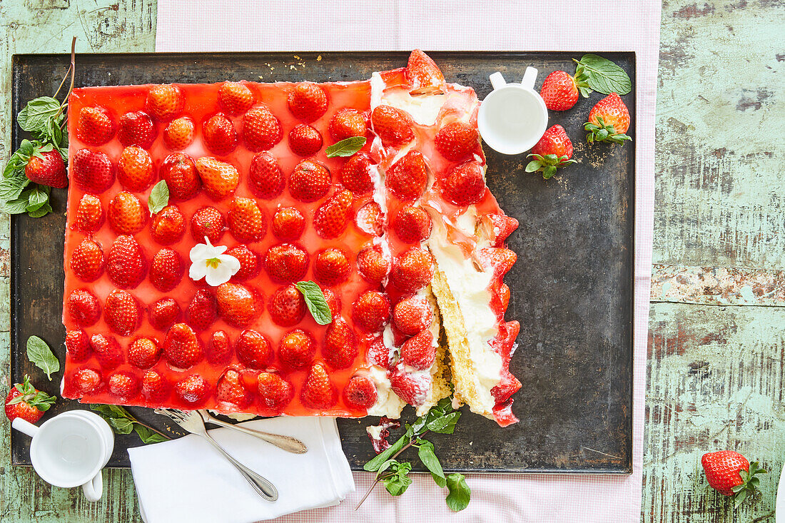 Strawberry cake with cream cheese