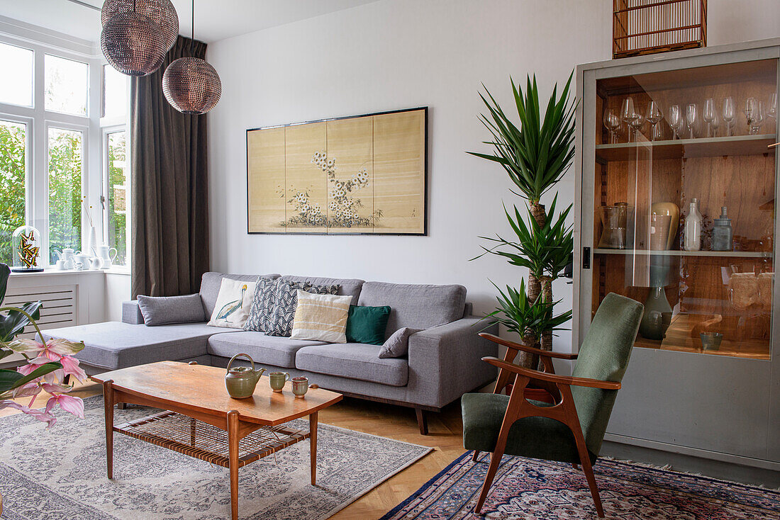 Helles Wohnzimmer mit Retro-Möbeln und dekorativer Zimmerpflanze
