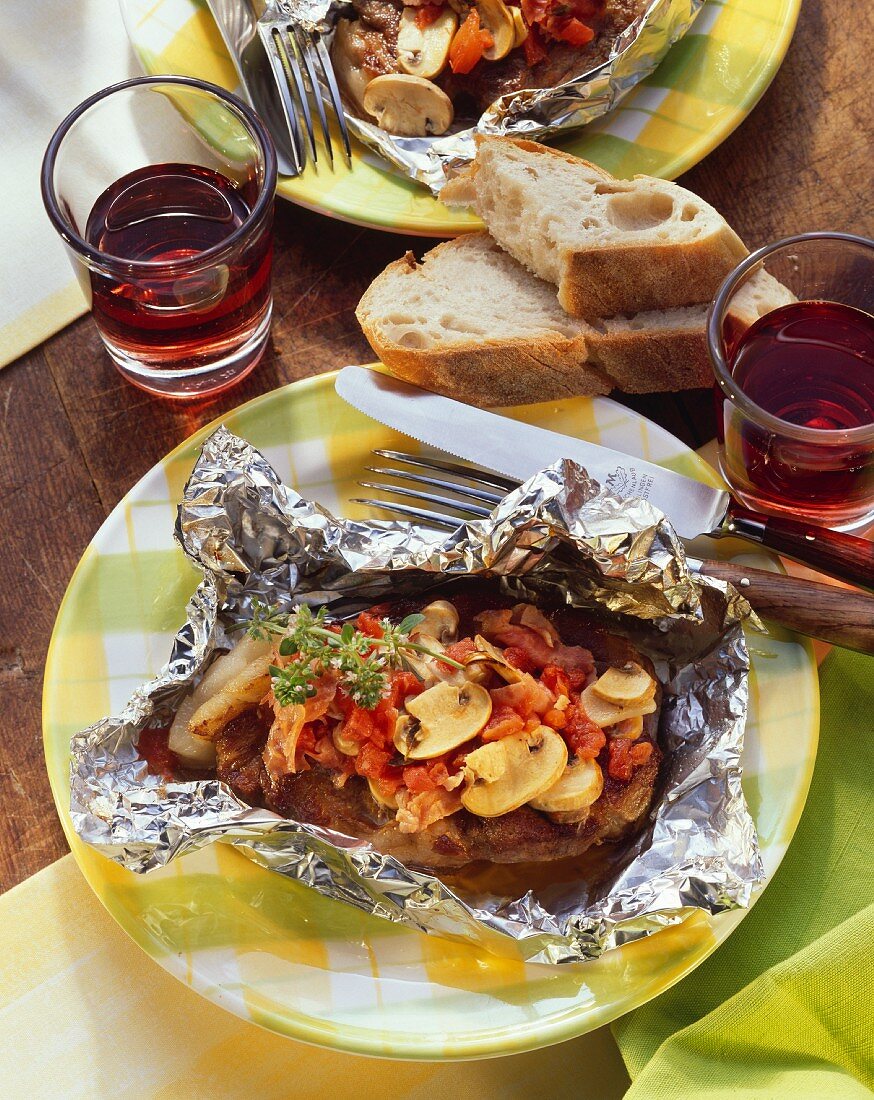 Kotelett aus der Folie mit Champignons & Tomaten