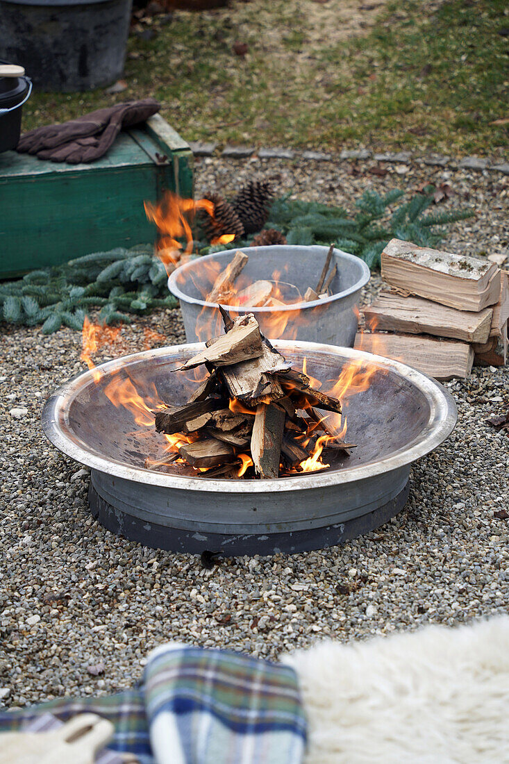 Brennendes Feuer zum Wintergrillen