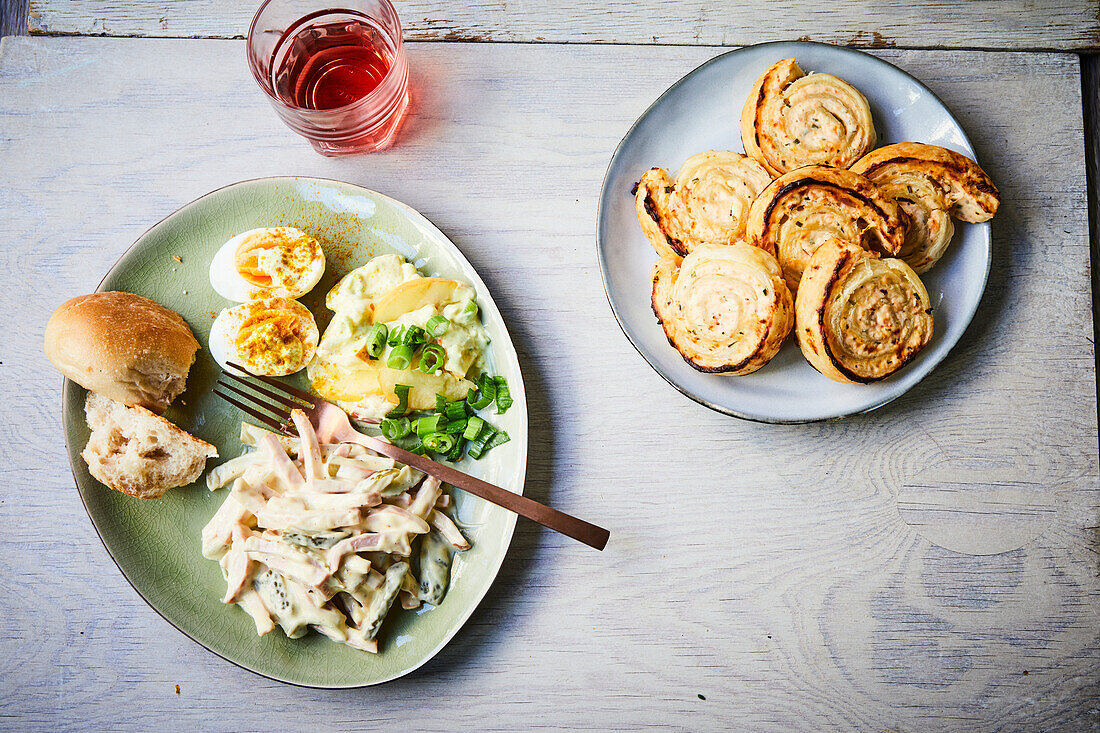 Fleischsalat und Pizzaschnecken