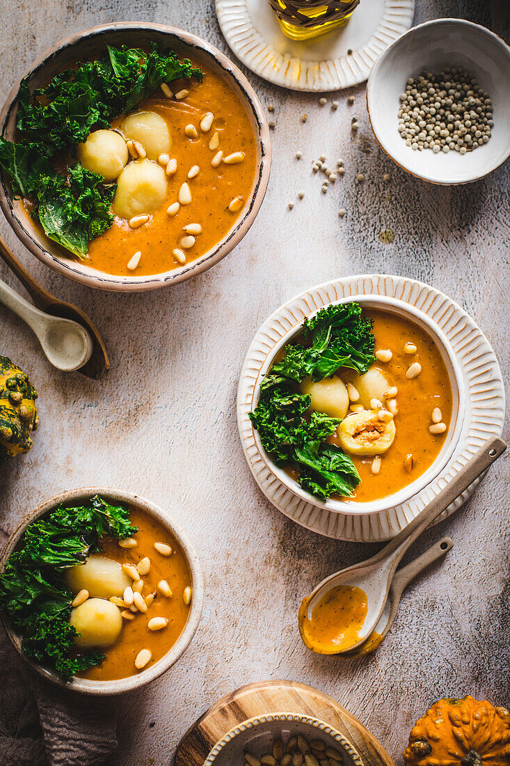 Kürbissuppe mit Grünkohl und Gnocchi