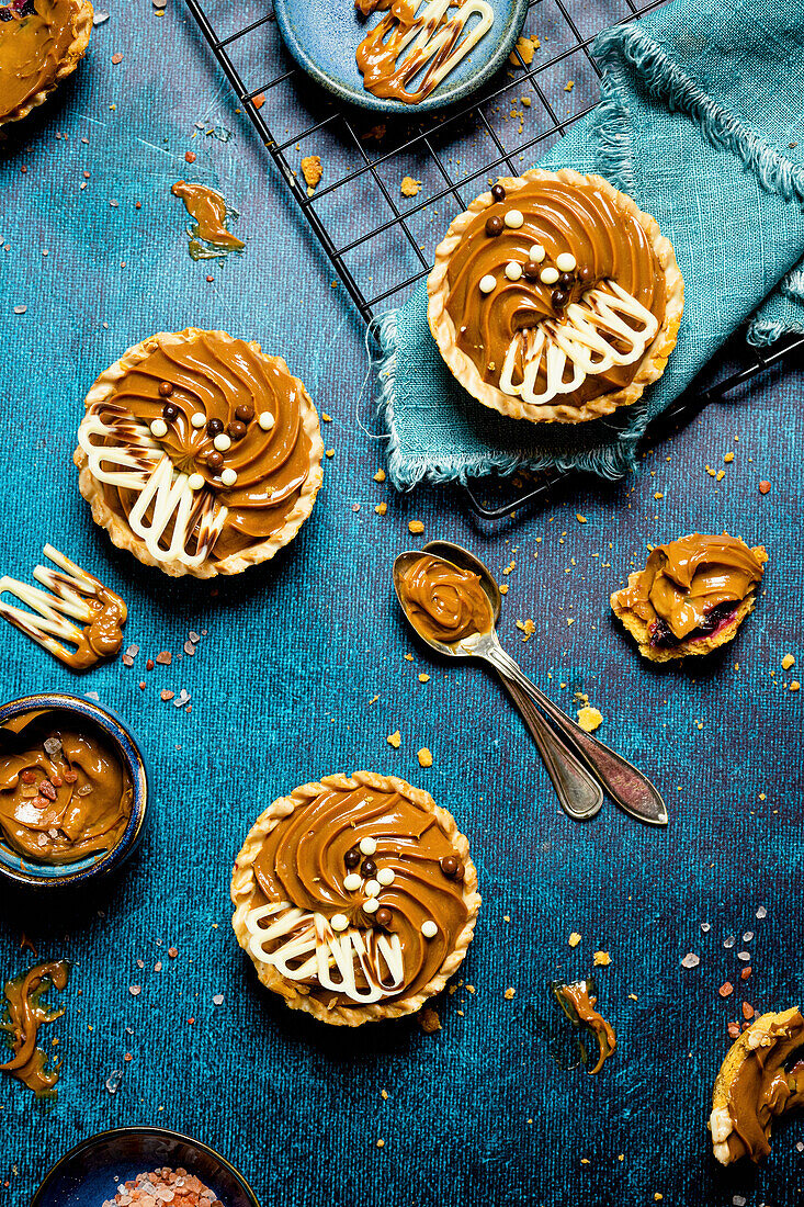 Caramel cupcakes with chocolate pearls