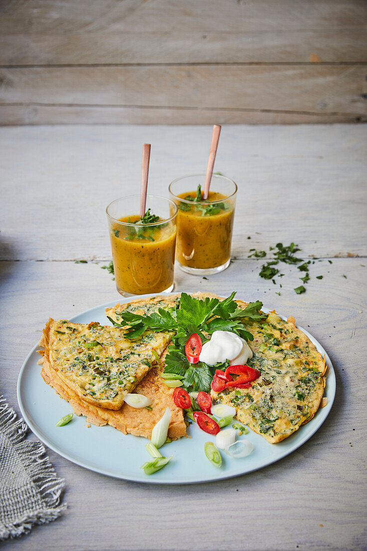 Omelette mit Kräutern und Frühlingszwiebeln dazu Gemüsesmoothies