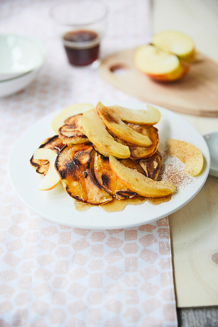 Pancakes mit Äpfeln