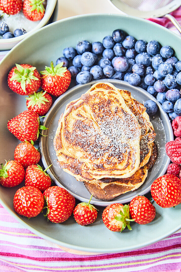 Pancakes mit frischen Beeren