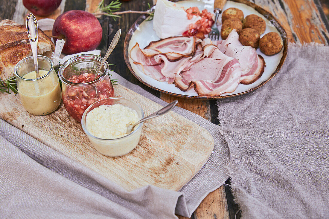 Verschiedene Apfelsaucen zum Picknick