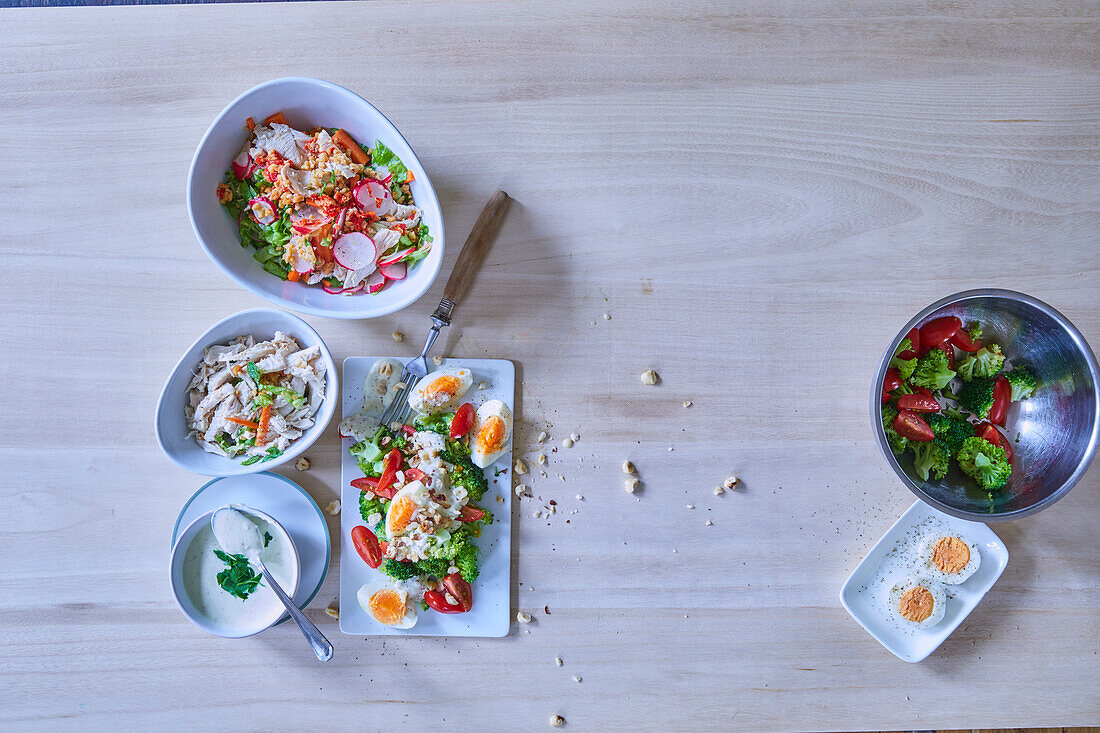 Brokkolisalat mit Joghurt und Kräuterdressing und Radieschensalat mit Hähnchen