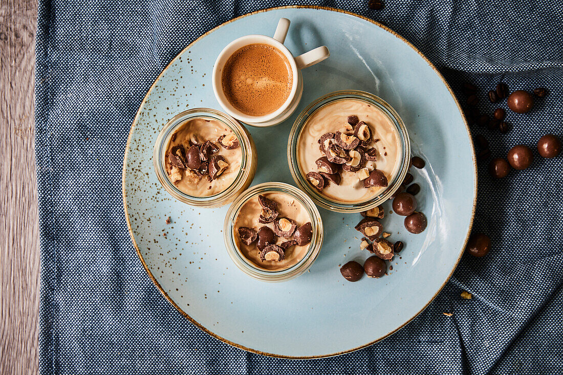 Karamellcreme mit Schoko-Nuss-Topping