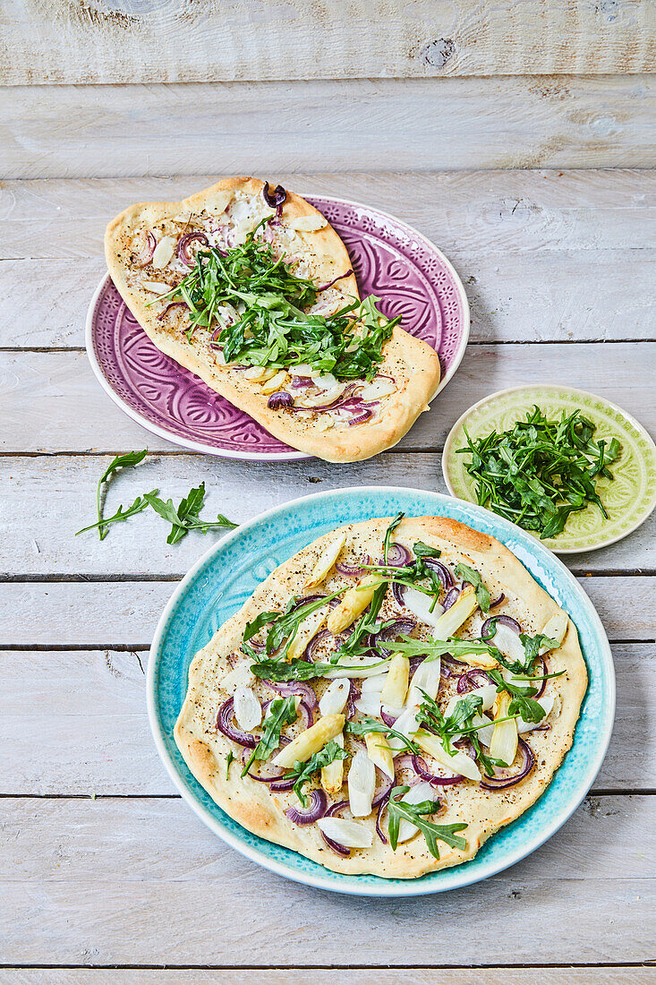 Spargelpizza mit Rucola und roten Zwiebeln