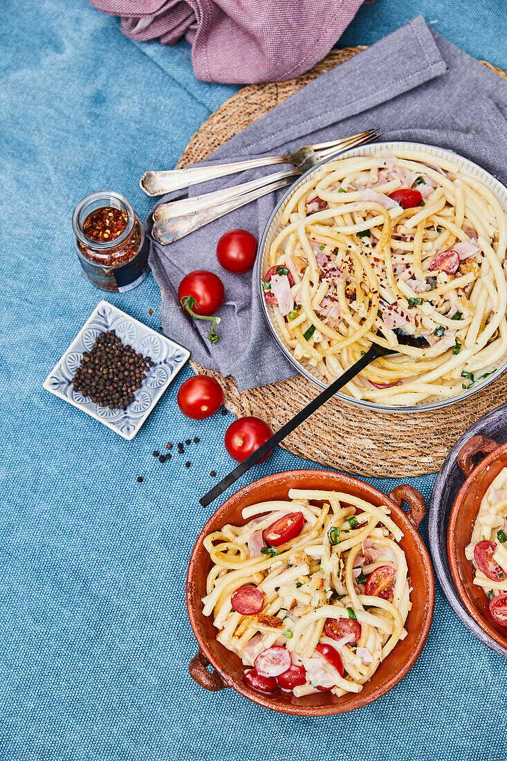 Makkaroni mit Schinken und Tomaten