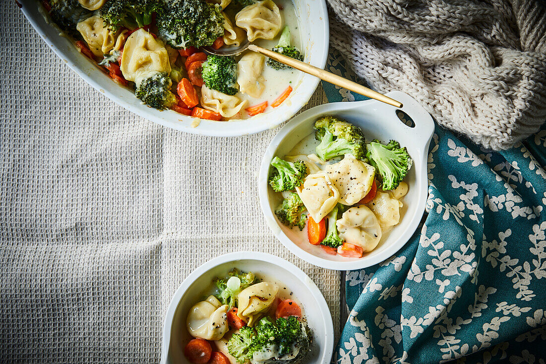 Tortellini-Auflauf mit Broccoli und Karotten