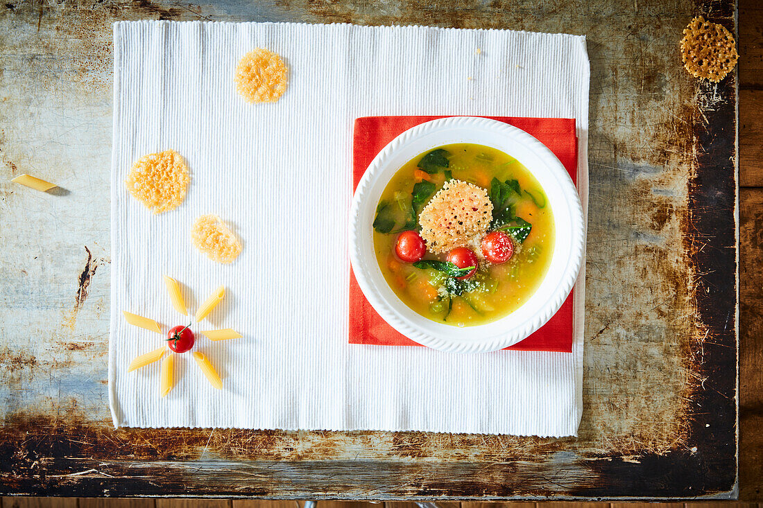 Minestrone mit Parmesanhippe