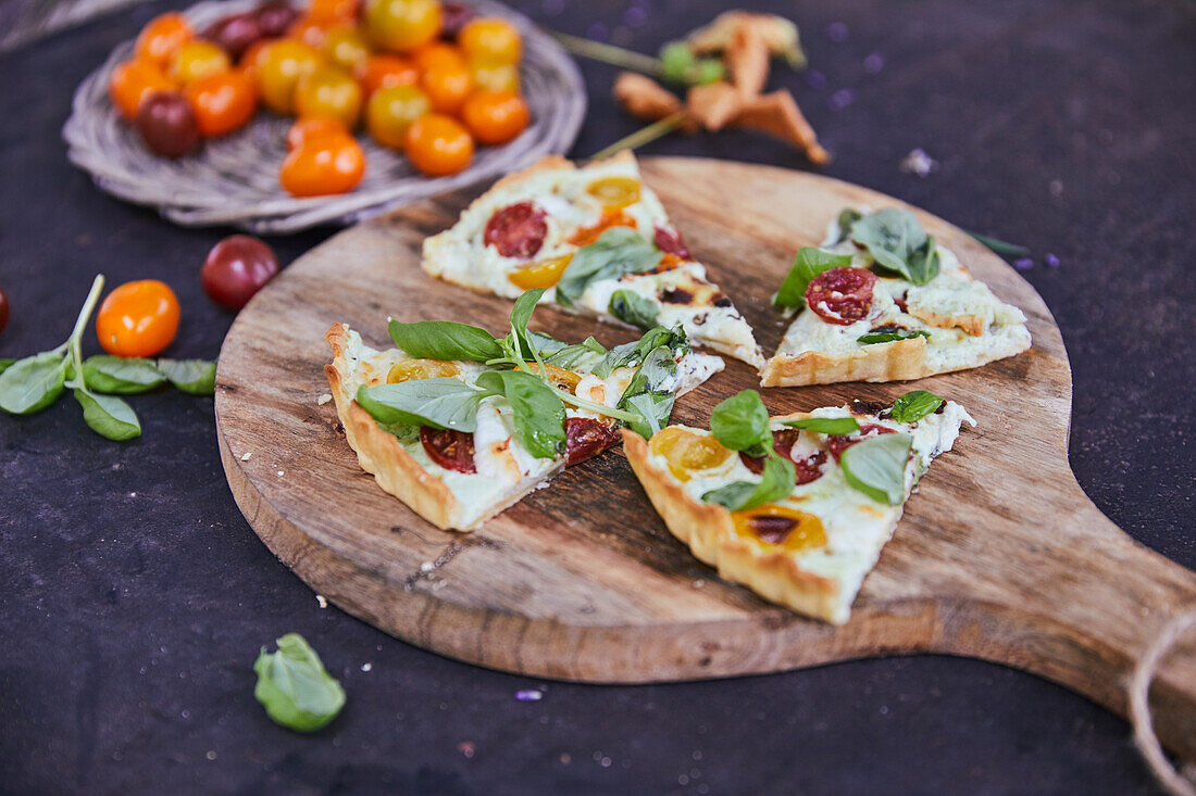 Tomatentarte mit Basilikum